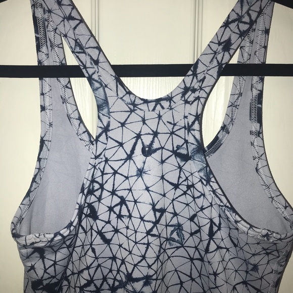 Lululemon blue tie dye/print tank Sz 6 - Picture 3 of 3
